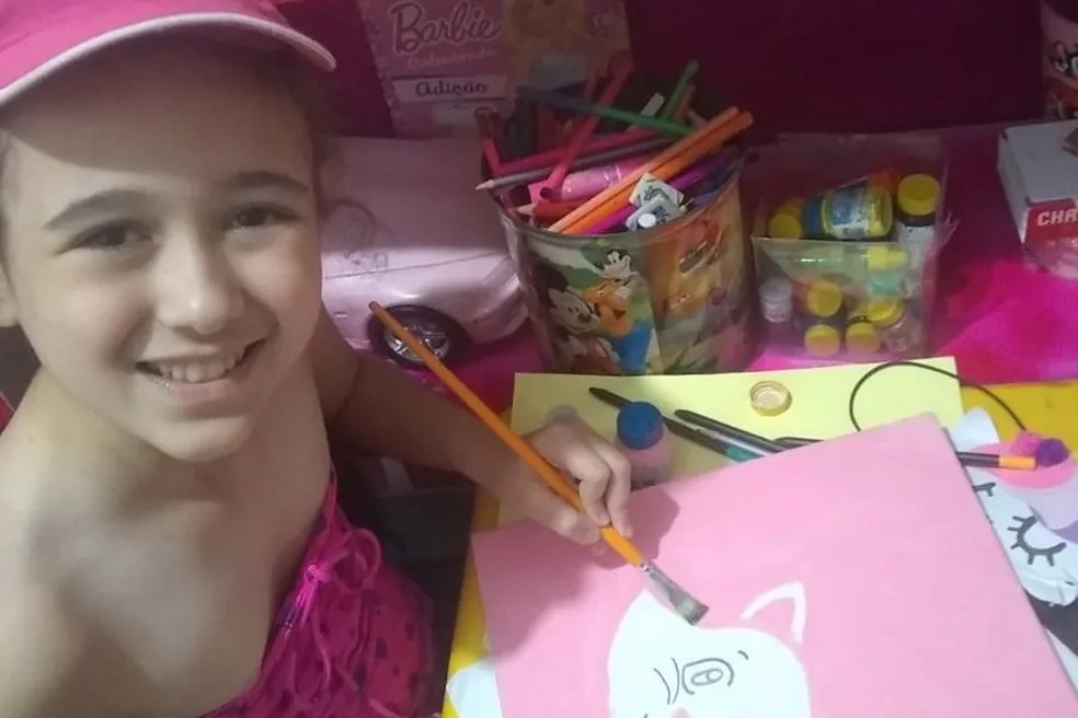 Empreendedora de 10 anos monta ateliê, vende artesanato e planeja viagens com lucro das vendas: ‘Decidindo o parque&nbsp;aquático’